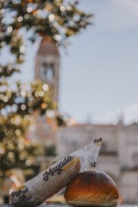 Fotografía de evento deportivo: media maratón con señalización de Pan Mayado.